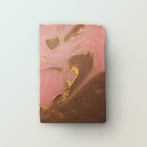 La Coquette Riserva. Luxoriöse Seife mit echtem Damaszenerrosenöl. Elegant gefärbt in Rosa Braun mit goldstreifen